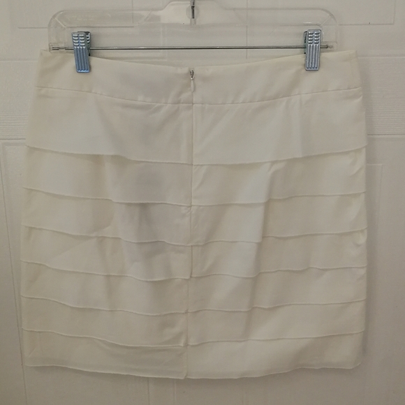 🆕 BCBG size 6 Off White, lightweight Ruffled, Zip Up Mini Skirt - Picture 9 of 9